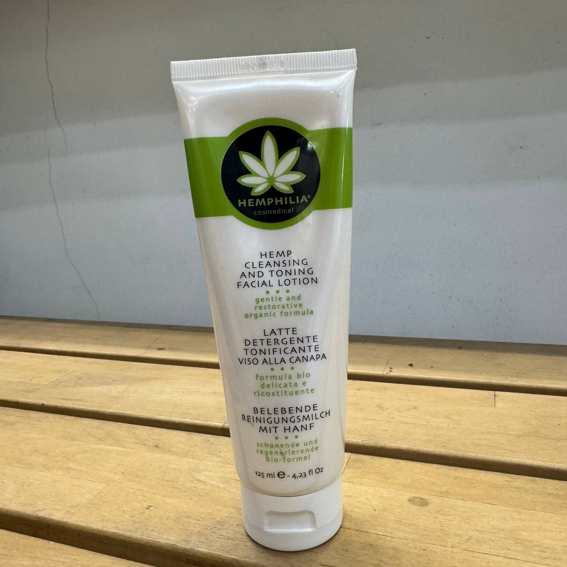 Hemphilia – Latte Detergente Tonificante Viso alla Canapa Bio – 125 ml